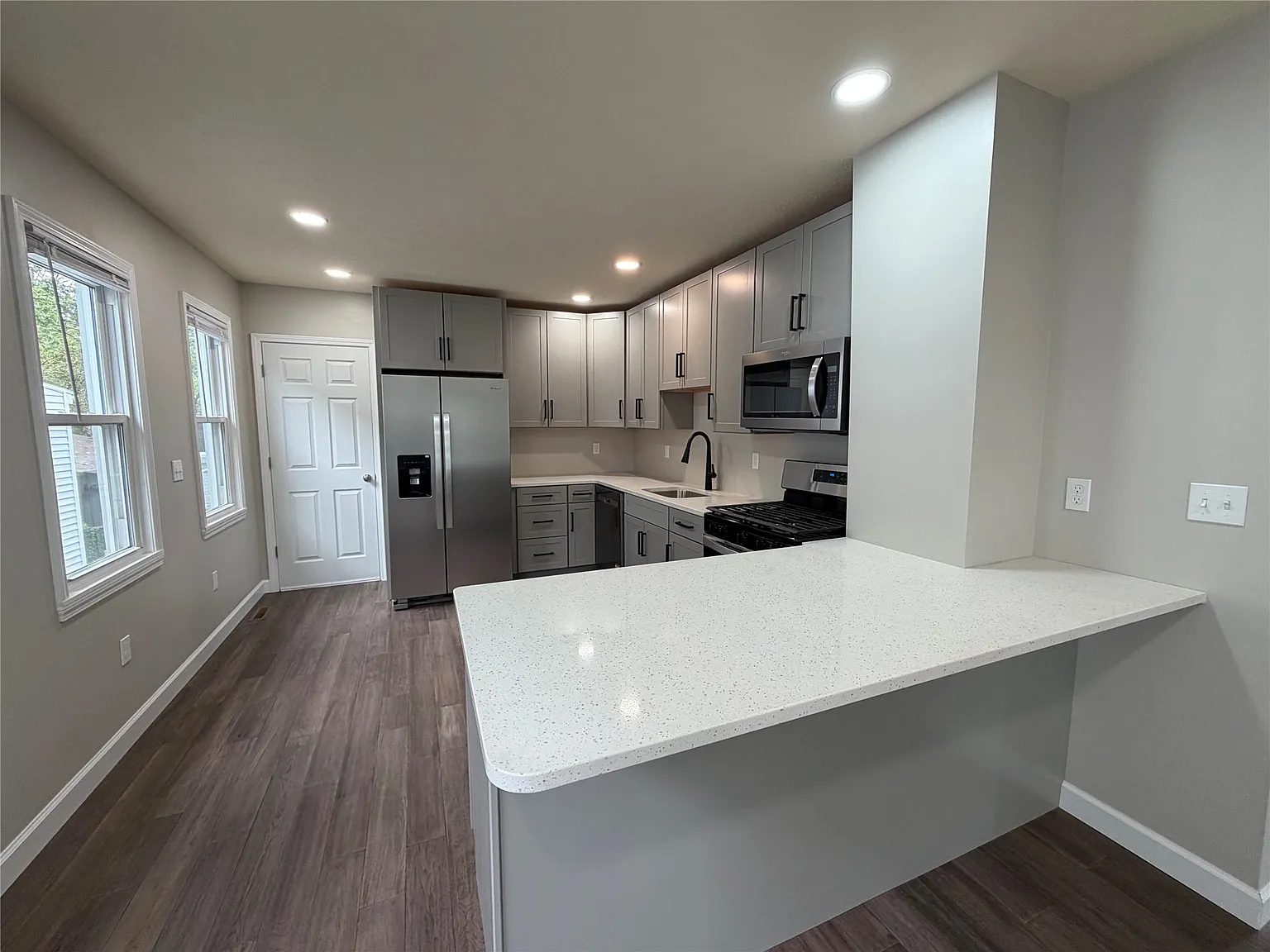 2 bed, 1.0 bath, 950 sqft, $1,350 — Photo 2