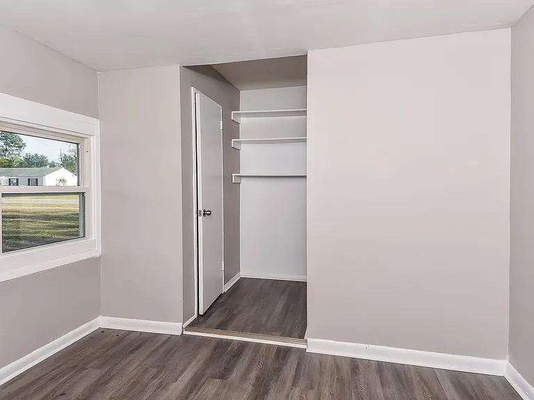 2079827_026_bedroom_13443635.jpg