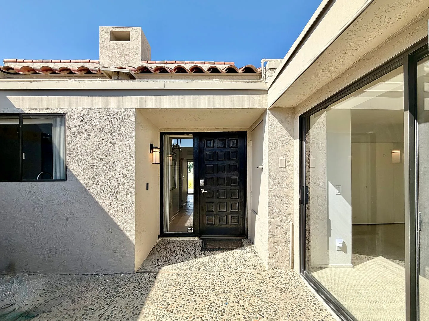 Available Now Beautiful 2-Bedroom, 2-Bathroom Condo In Mission Hills! — Photo 3
