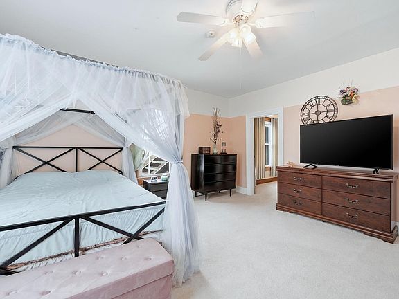 5th image of 209 E Washington St