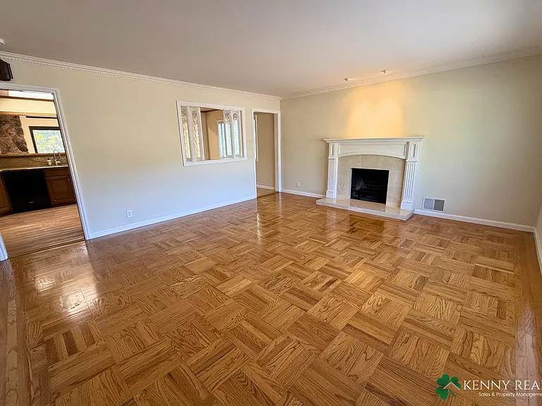 345 Granada Dr — Photo 2