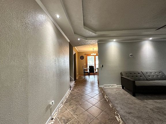 2nd image of 104 W Acacia Blvd