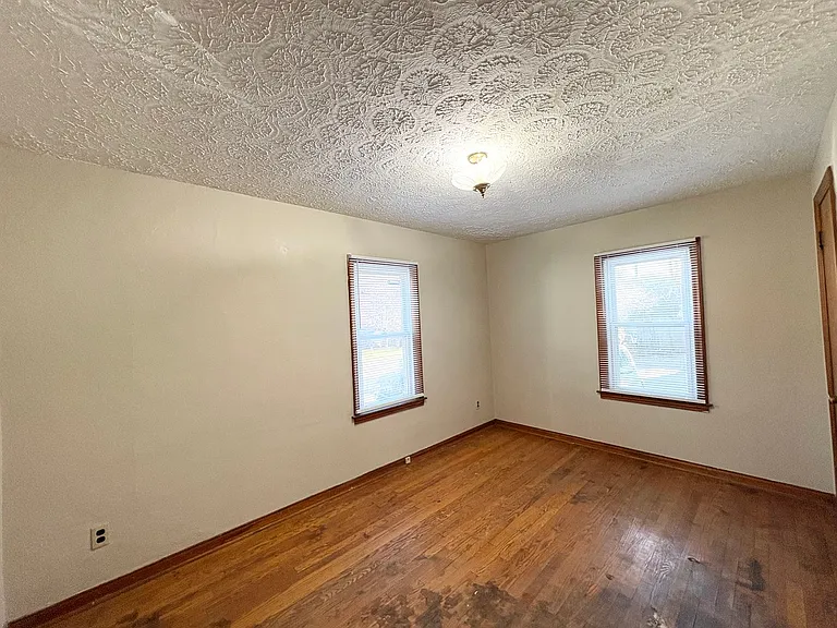 503 E Empire St — Photo 8