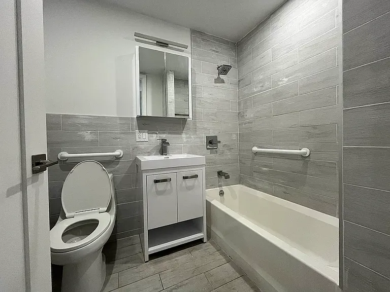 2113 5th Ave #1R — Photo 2