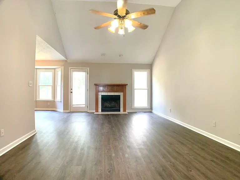 315 Harold Dr — Photo 5
