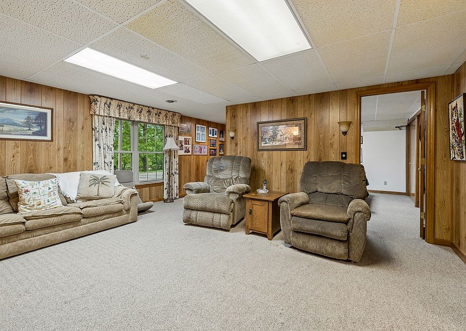 37th image of 20 Riverbend Ln