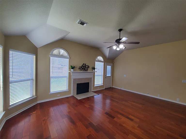 2502 Suncreek Ln — Photo 12