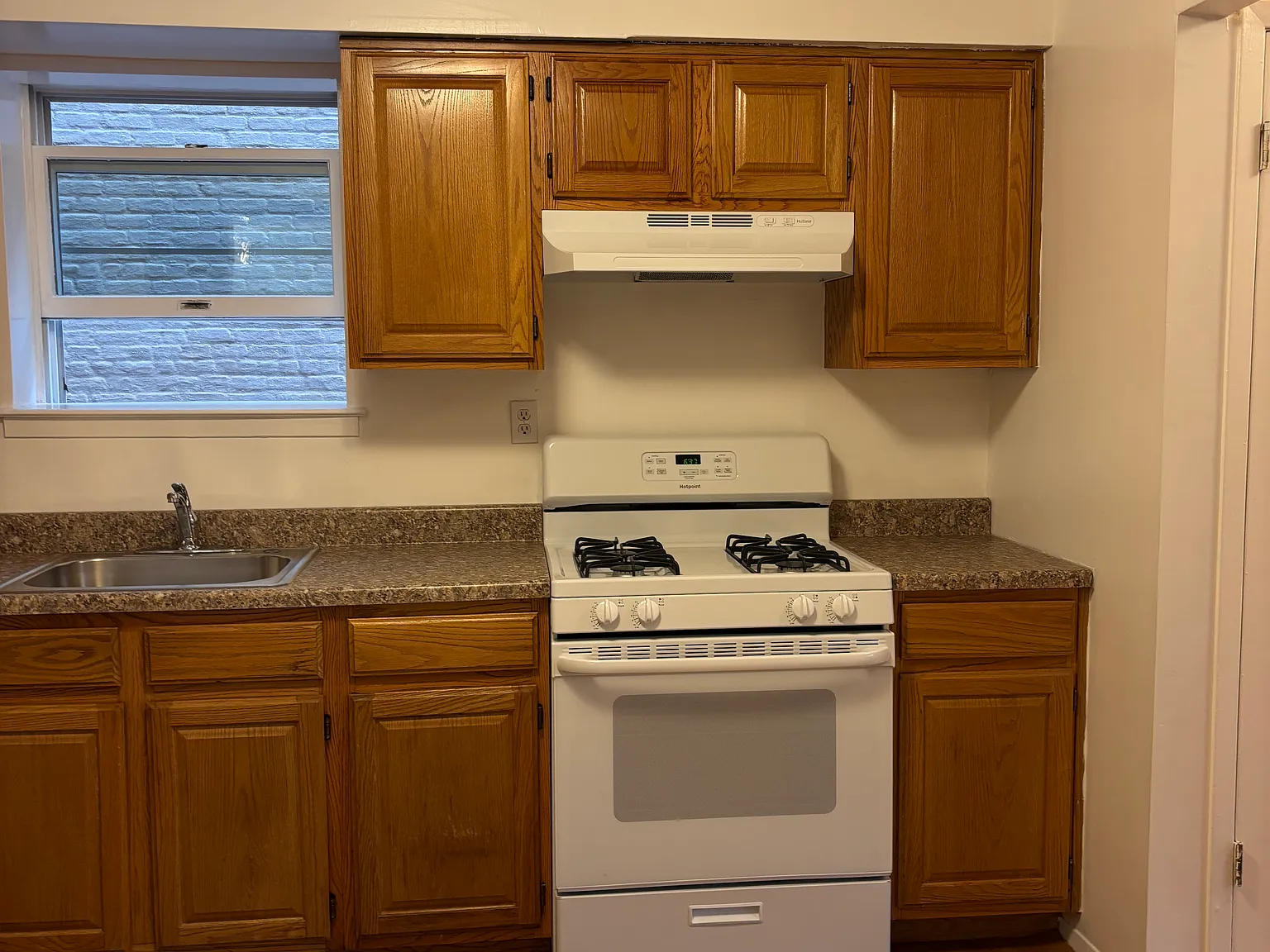 3 bed, 1.5 bath, 1000 sqft, $3,300 — Photo 2
