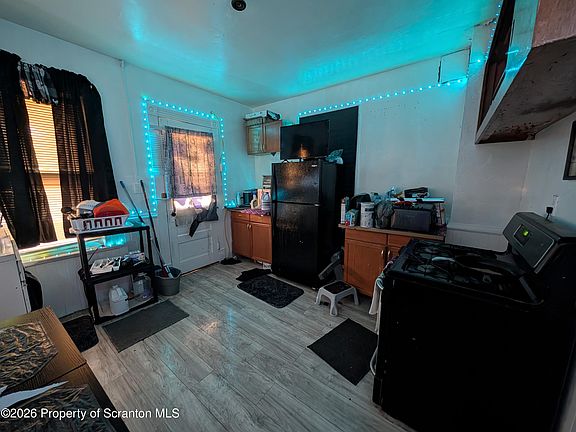 5th image of 623 Crown Ave