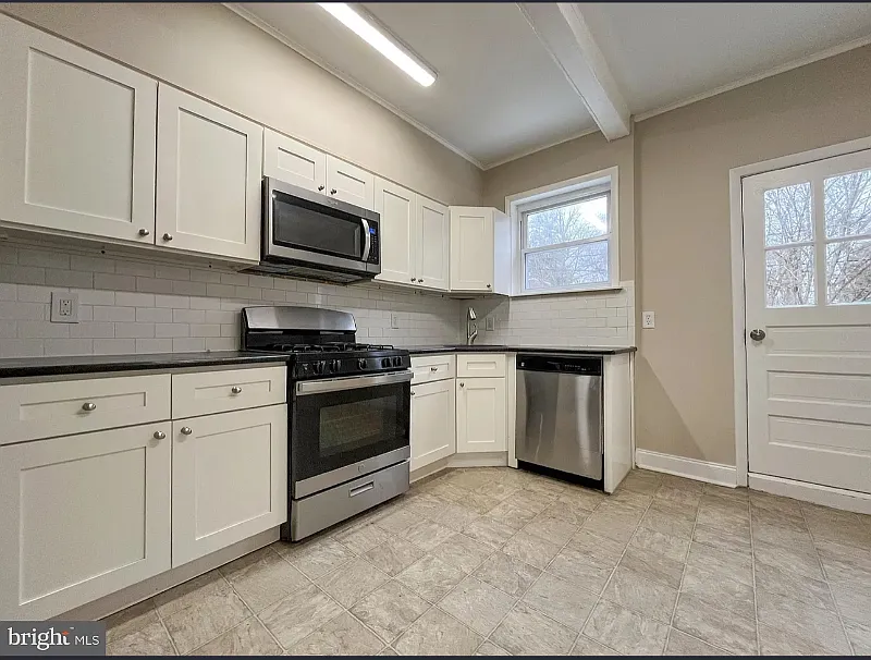 Stone townhouse near Hawk Hill Campus — Photo 4