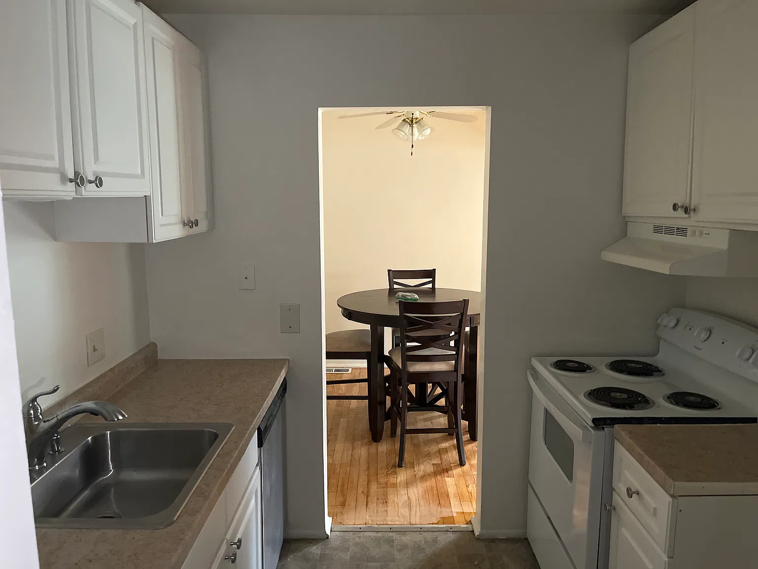 536 E Fox Hills Dr — Photo 3