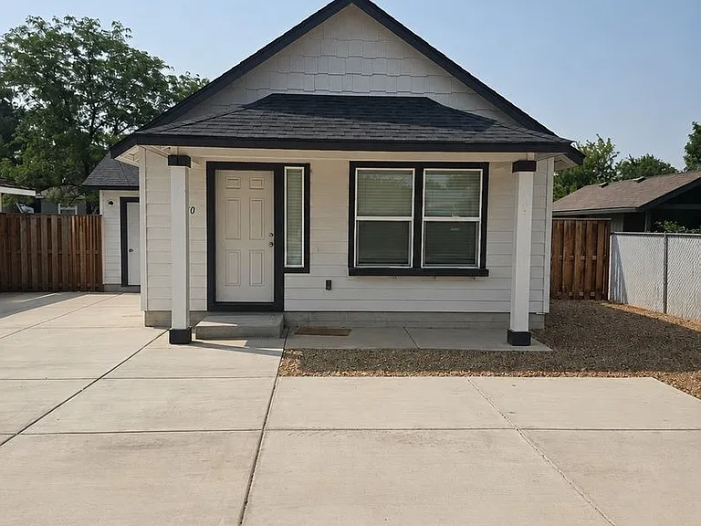 2340 SW Quartz Ave — Photo 1