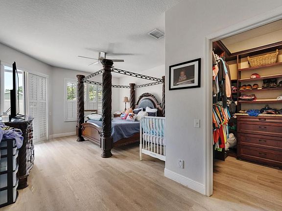 3rd image of 510 Harbor Grove Cir