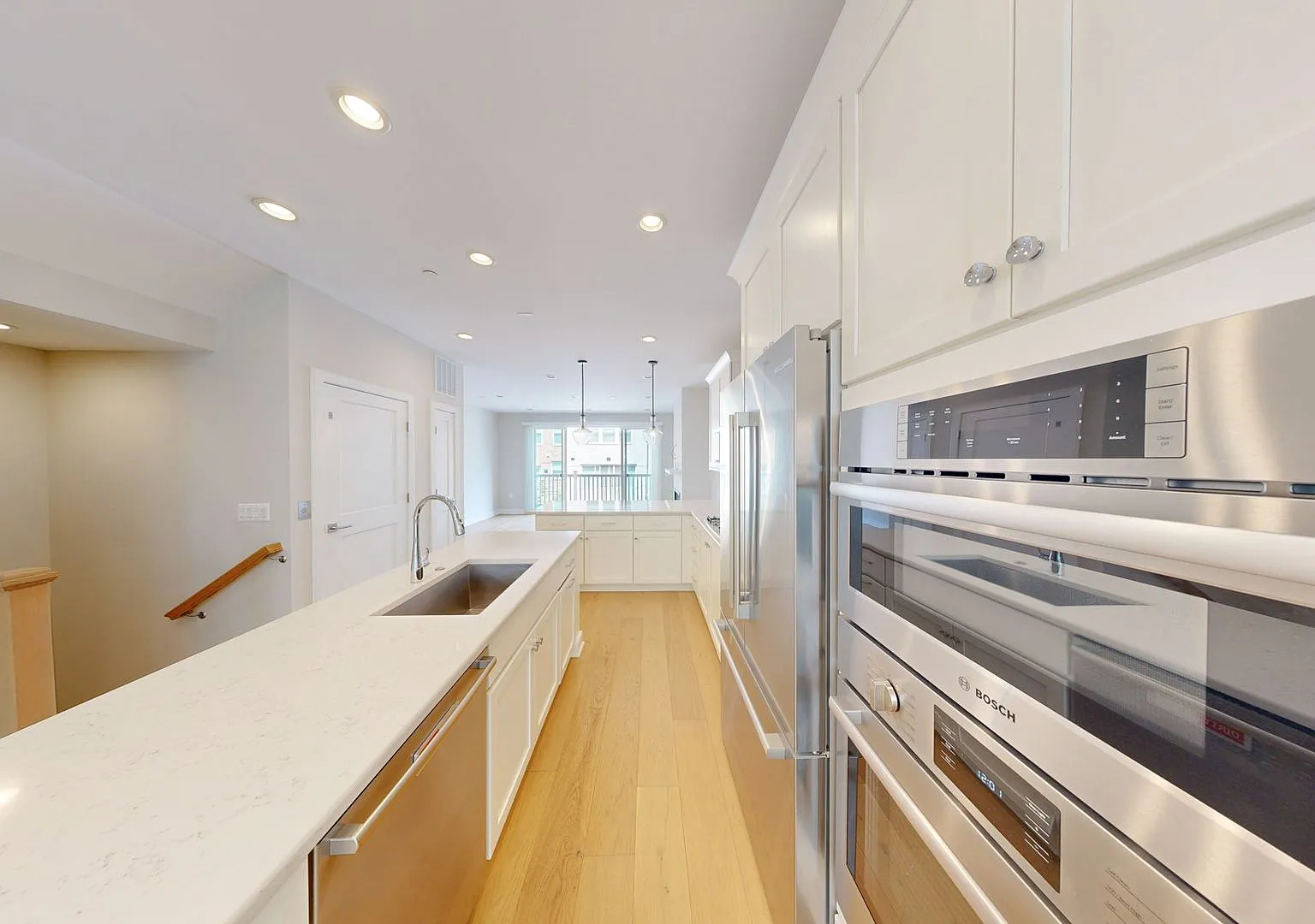 Fresh And Updated - 4 Level Elevator 4/4.5 Th — Photo 1