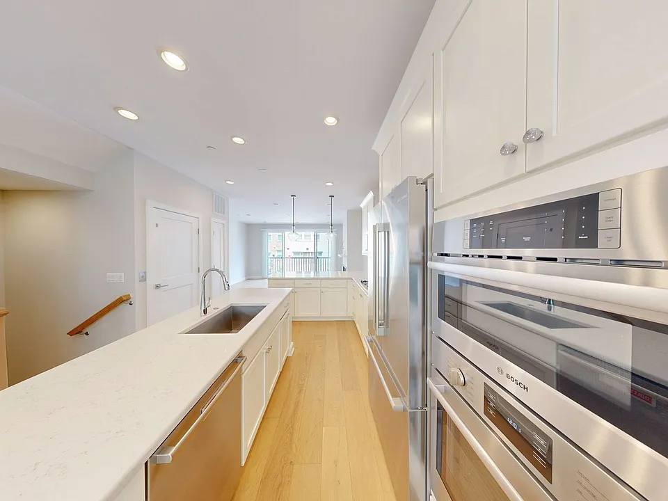 10324 Grosvenor Pl