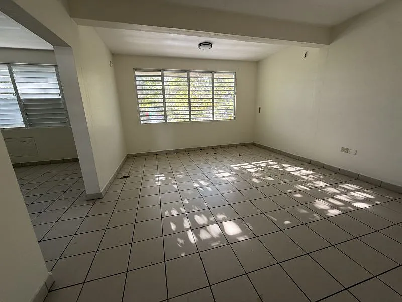 2 bed, 1.0 bath, 963 sqft, $1,600 — Photo 2