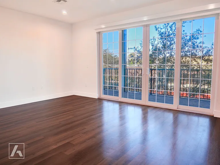 Modern Luxury Living at San Leon: Premier Apartments in Downtown Sanford — Photo 3