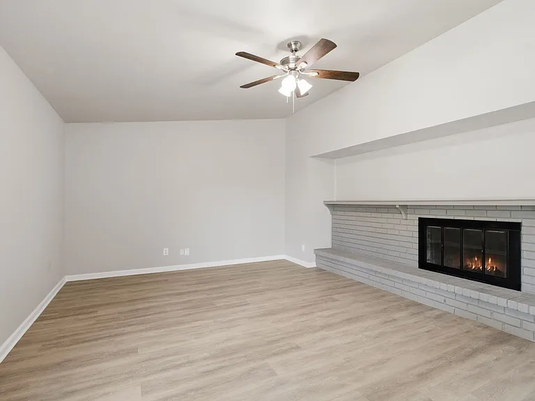 1616 Stockton Trl — Photo 13