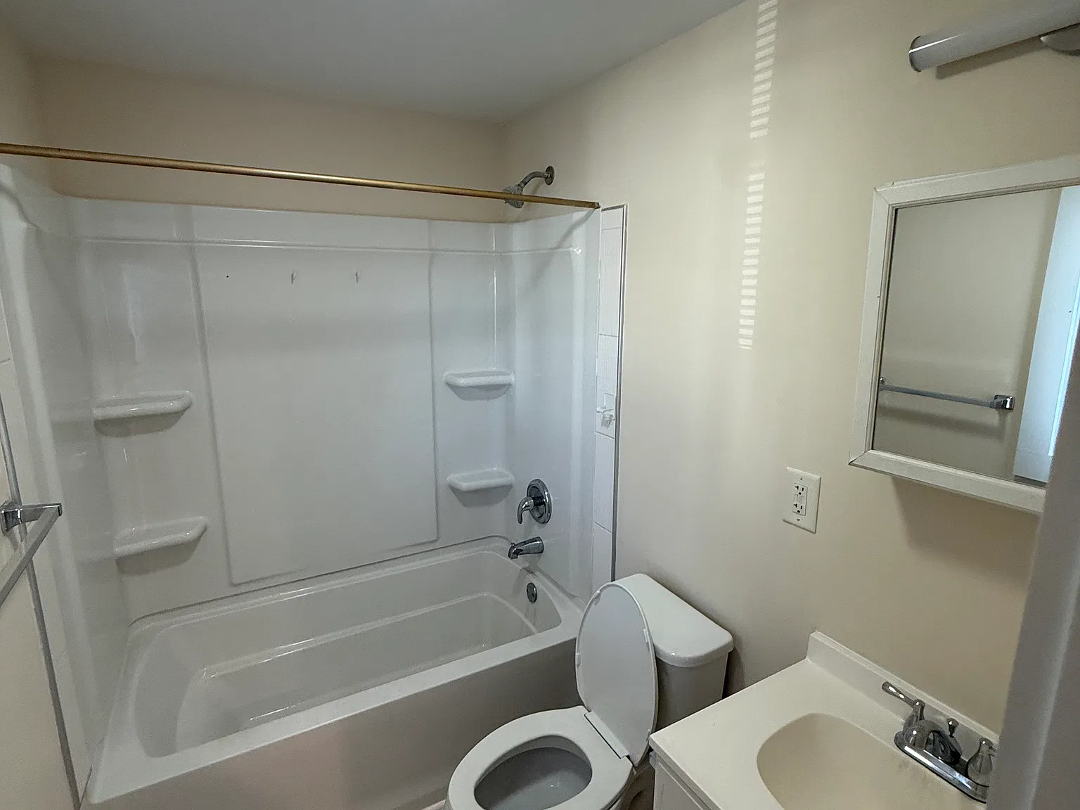 1 bed, 300 sqft, $1,400 — Photo 2