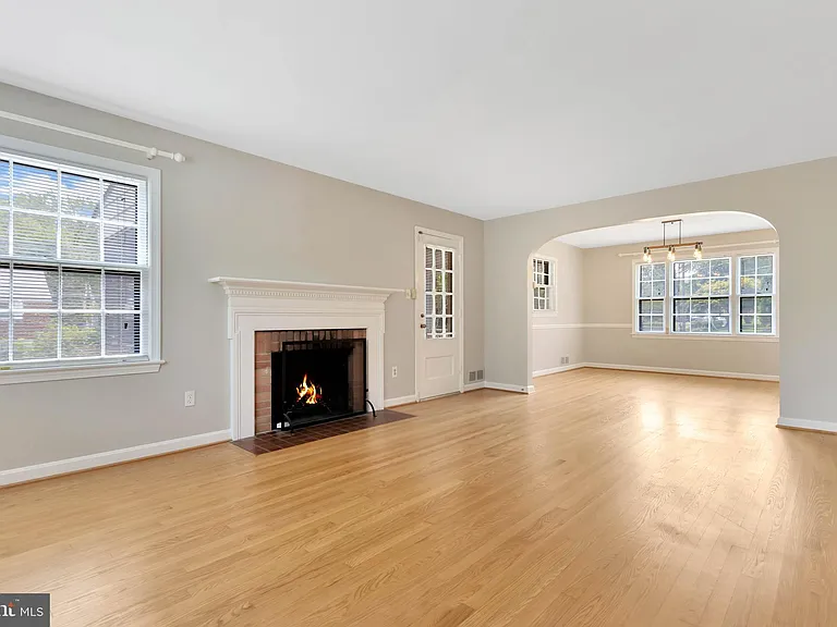 970 N Quintana St — Photo 2