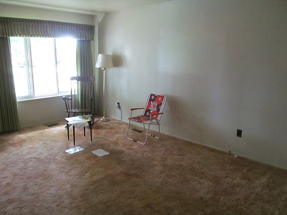 2nd image of 27047 Huntington Dr