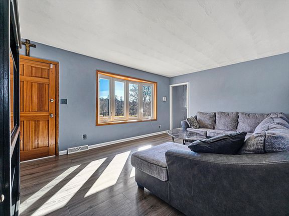 5th image of 1075 Breezy Hill Rd