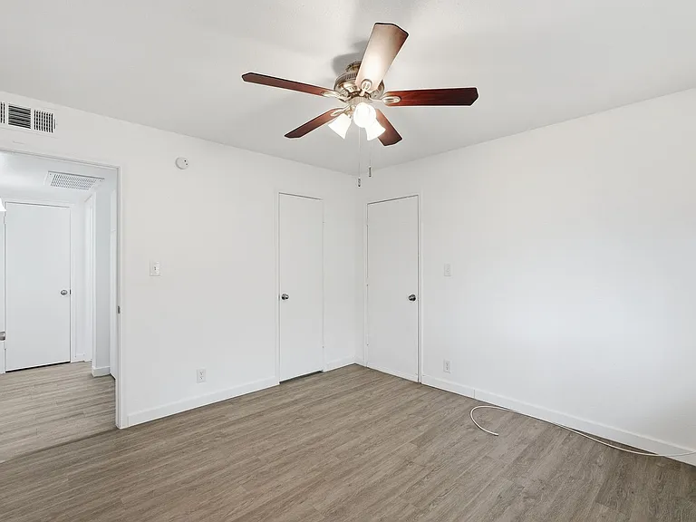1 bed 1 bath with storage unit — Photo 33