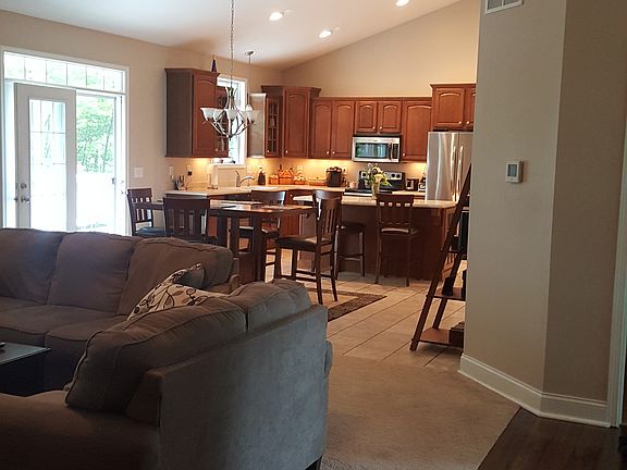 Great Room (Vaulted Ceiling)