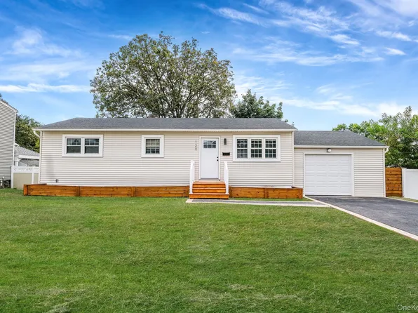 120 Manhattan Avenue, West Babylon, NY 11704