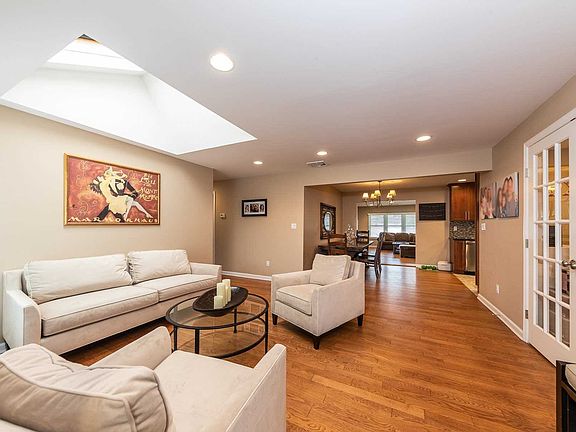 3rd image of 554 Derby Dr S