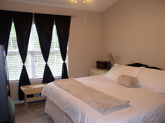 Roomy master bedroom w/vaulted ceiling.