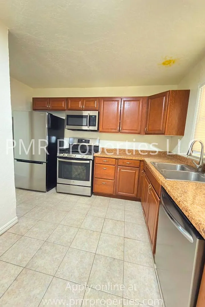 3 Bedrooms / 1 Bathroom House — Photo 2