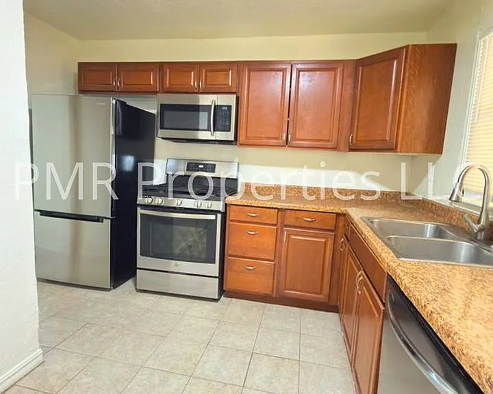 2146 NW Lincoln Ave — Photo 2