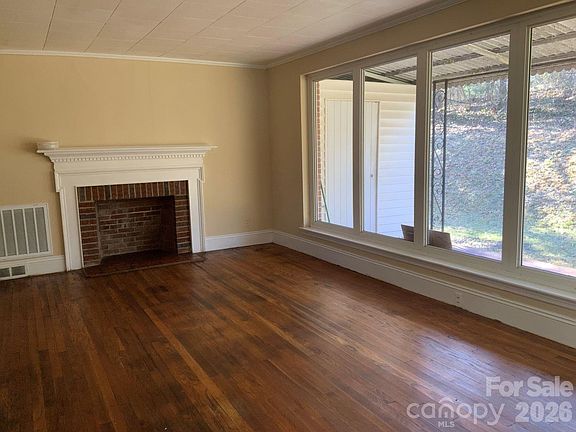 3rd image of 626 3rd Avenue Dr SE