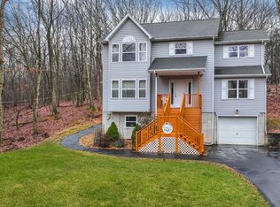135 Fall Ct, Dingmans Ferry, PA 18328