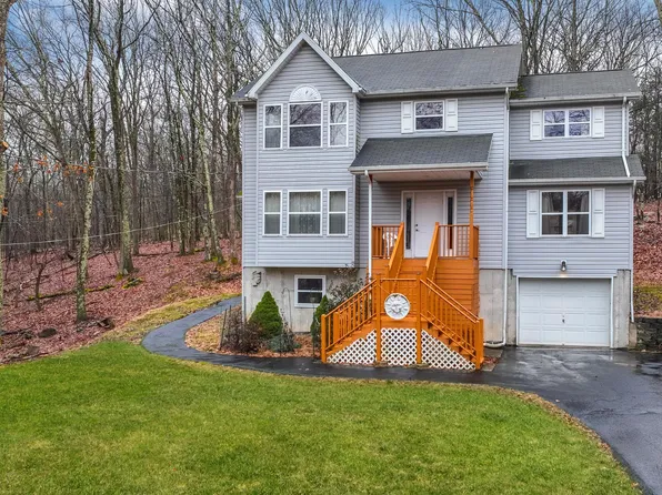 135 Fall Ct, Dingmans Ferry, PA 18328