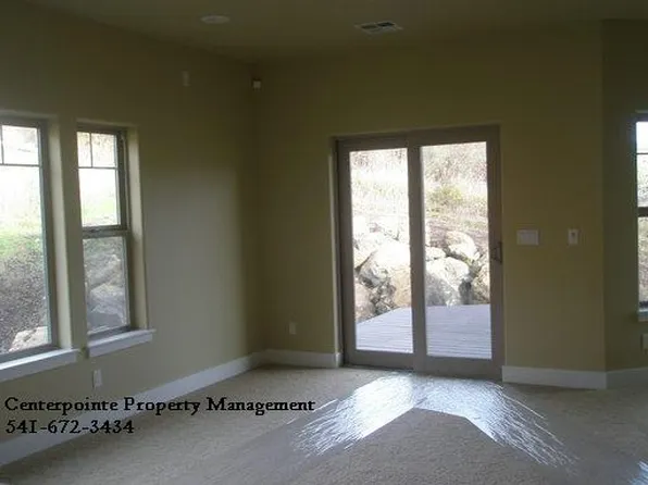 786 S Savoy Ct, Roseburg, OR 97471