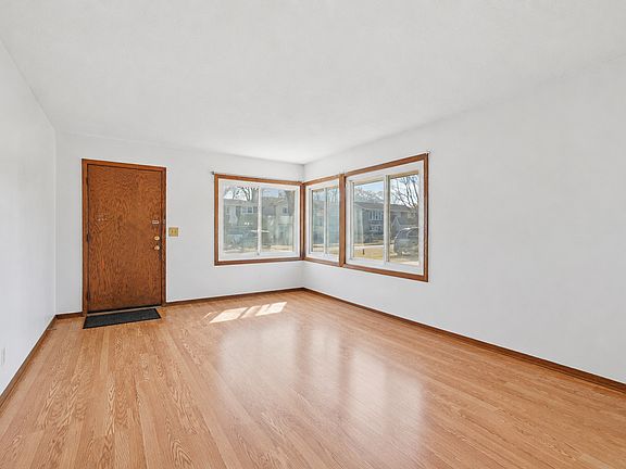 3rd image of 1561 Clarence St