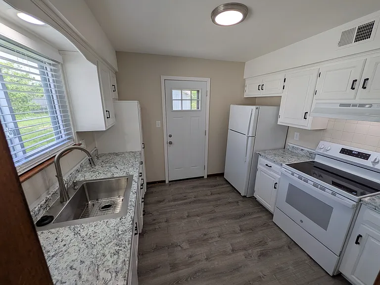 22A NW Lakeview Blvd — Photo 3