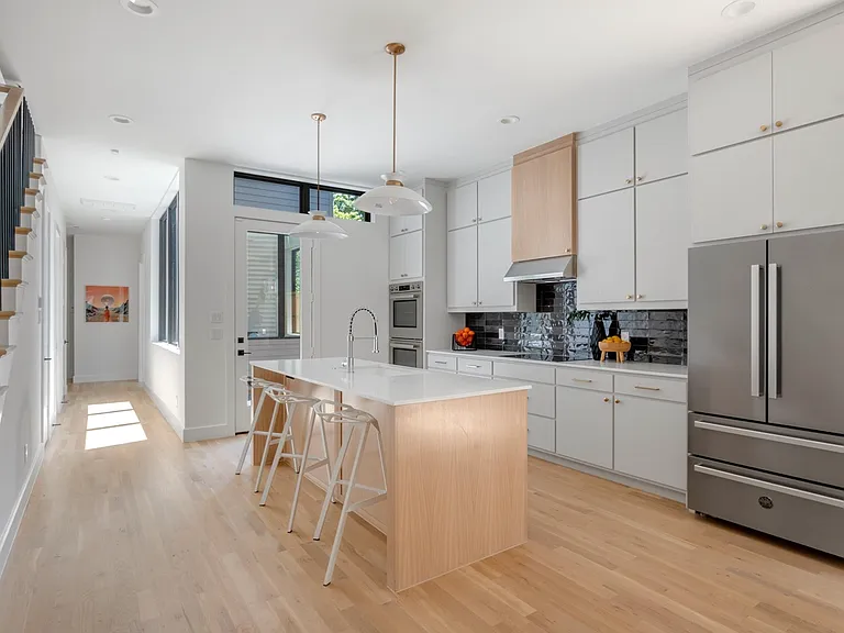 2322 Kirby St — Photo 3