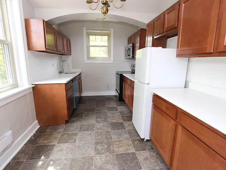 5610 Hobart St — Photo 2