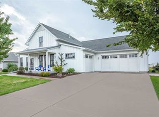 771 Rustic Green Ct, Eldridge, IA 52748