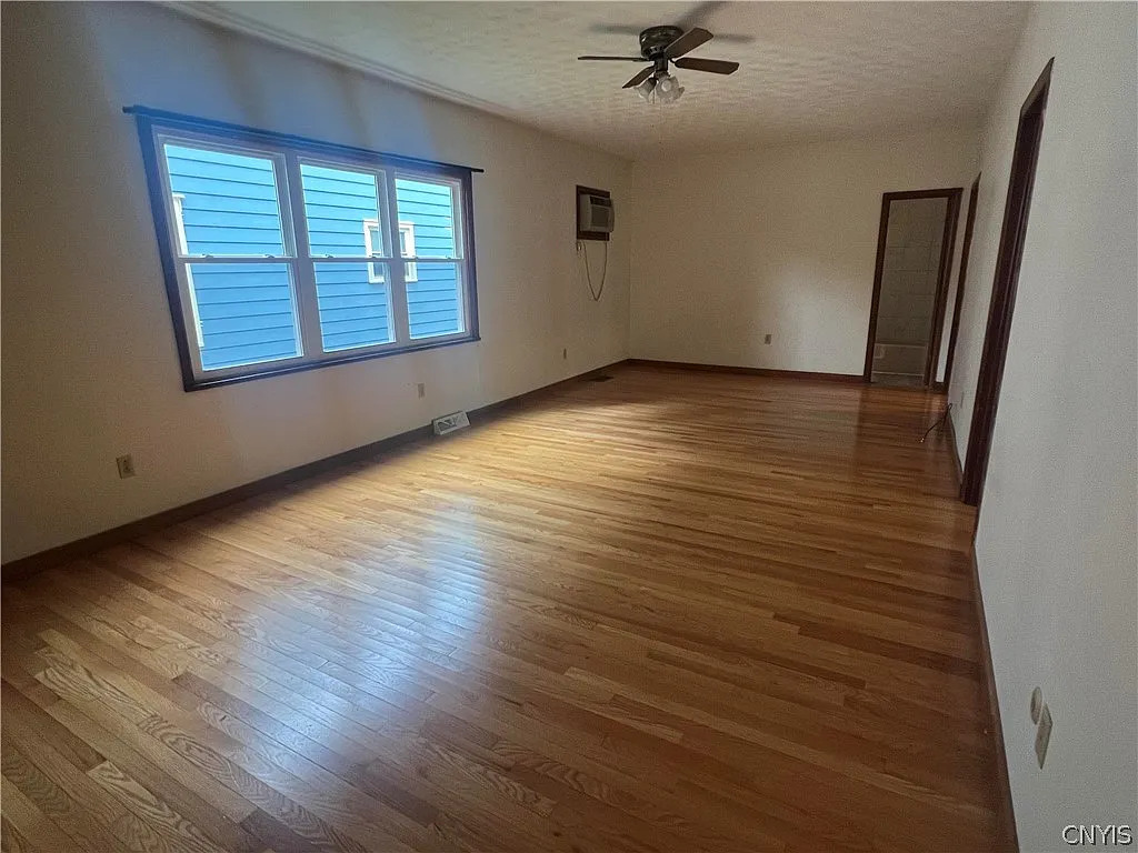 2 bed, 1.0 bath, 1250 sqft, $1,600 — Photo 2