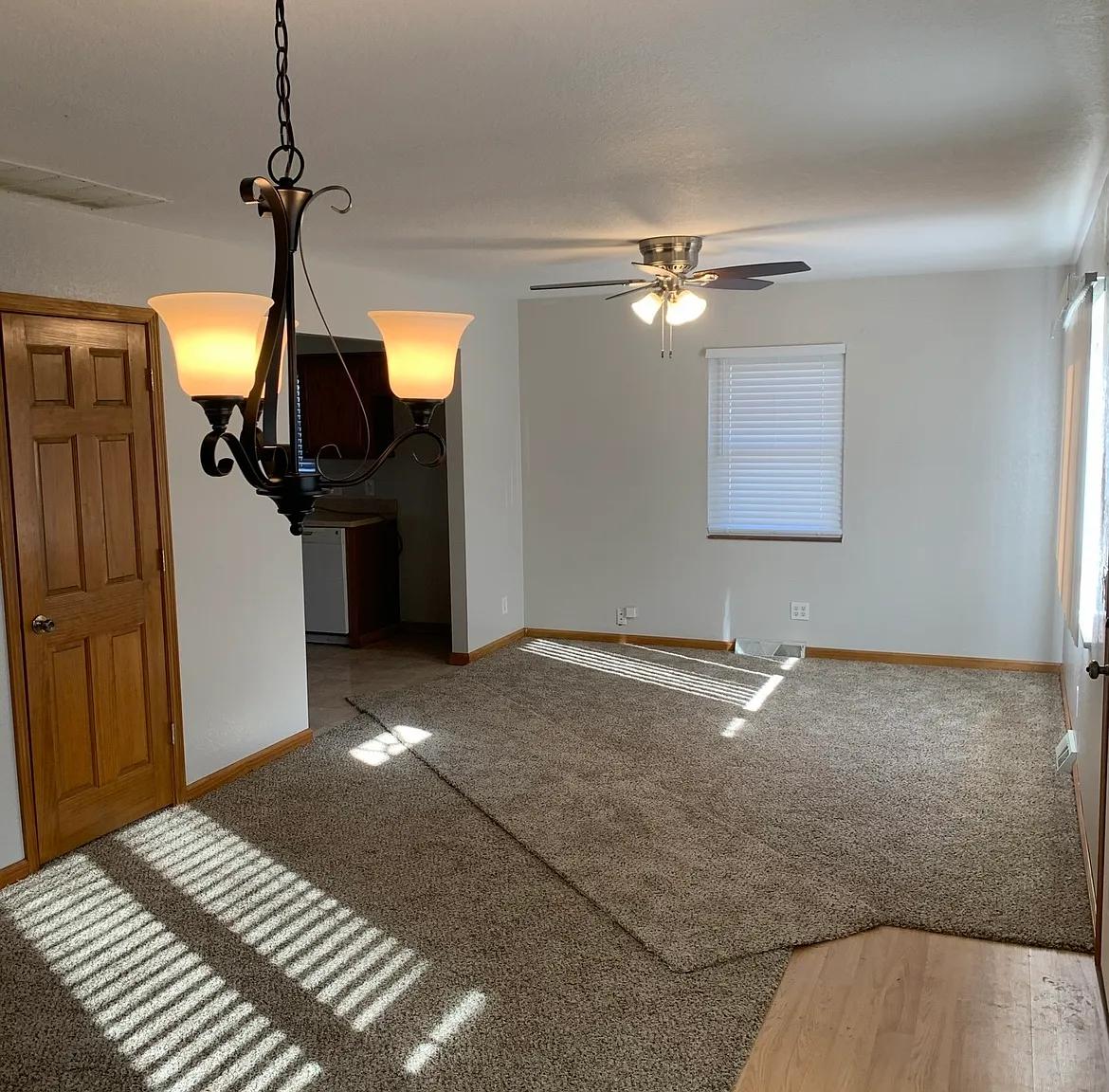 3 bed, 864 sqft, $1,300 — Photo 2