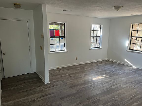 4th image of 261 Woodlawn St