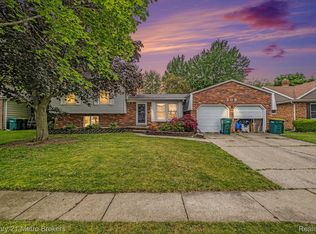 305 Oakwood Dr, Flushing, MI