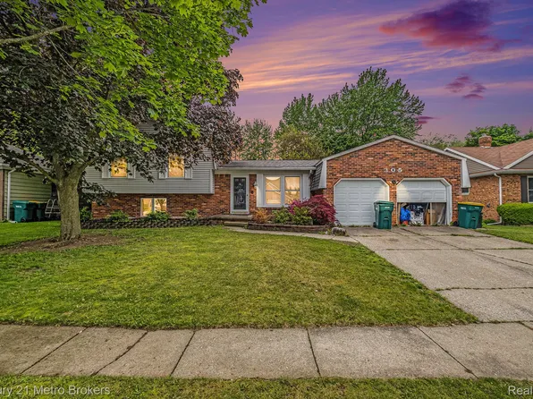 305 Oakwood Dr, Flushing, MI 48433