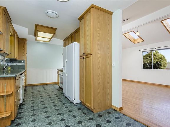 4th image of 765 Lilac Dr
