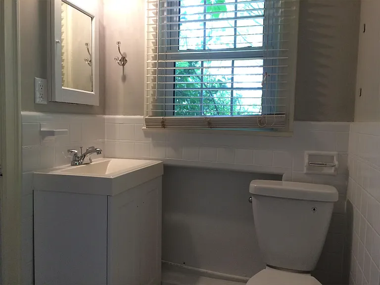 2627 Selwyn Ave — Photo 10