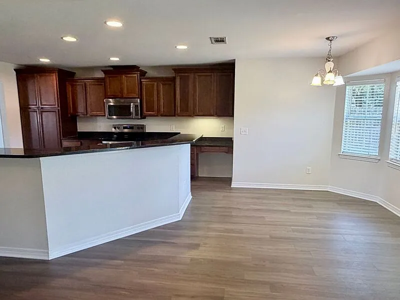 4 bed, 3.0 bath, 2553 sqft, $2,300 — Photo 3